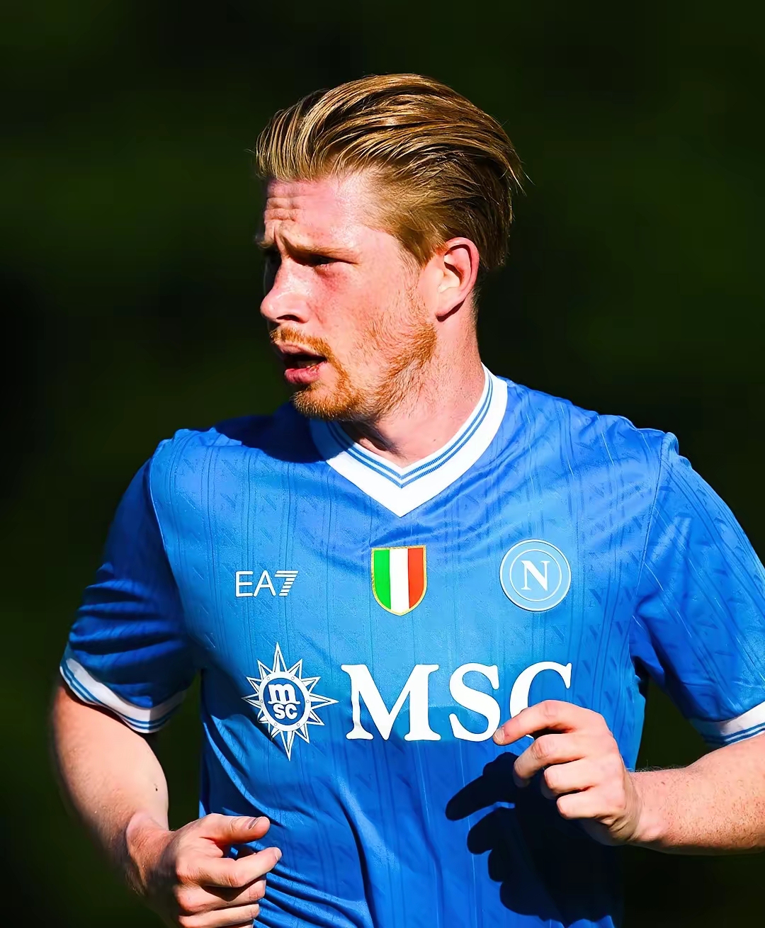 给爷整笑了，曼奇尼假意亲吻布鲁马多，将布鲁马多逗笑