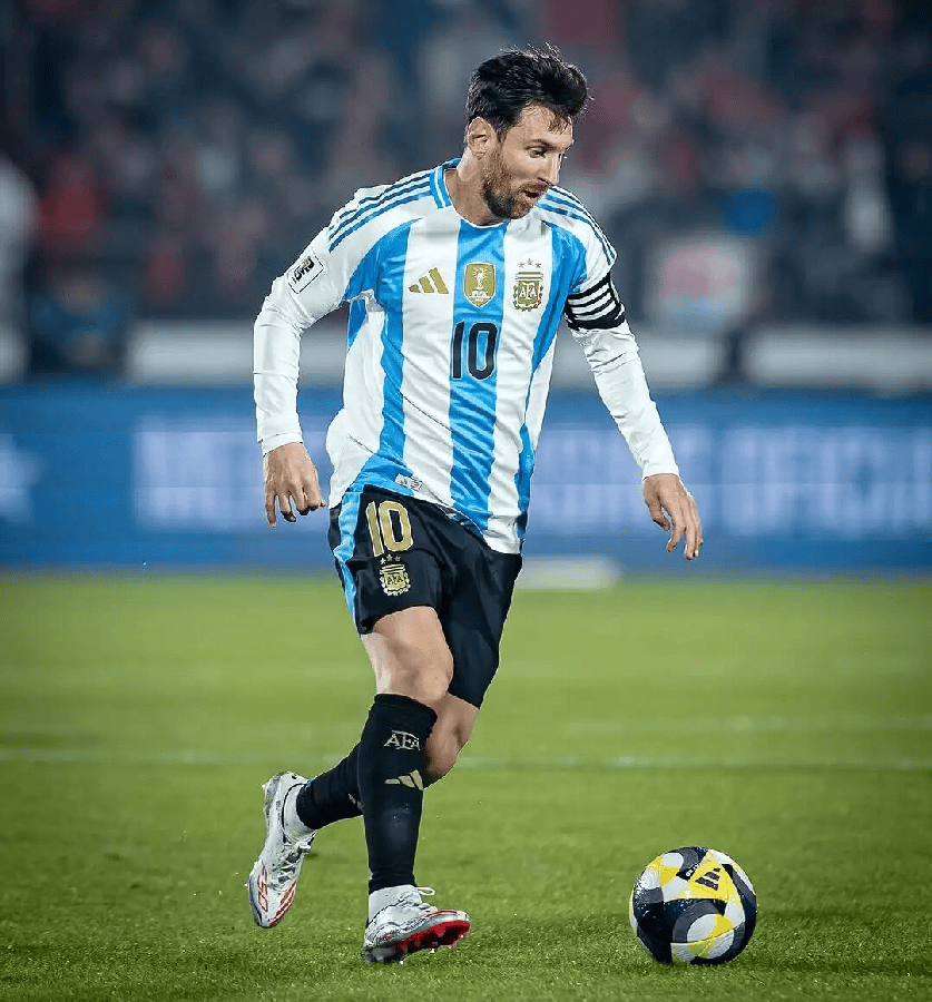 “罗马队友基情互动”，德罗西赛后新闻发布会被哲科亲吻