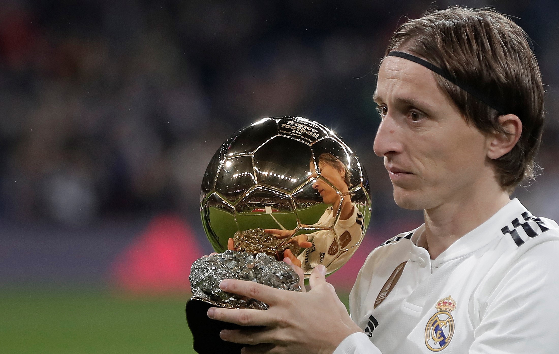 足球英超球队因球迷冲突被罚款，场面一度失控